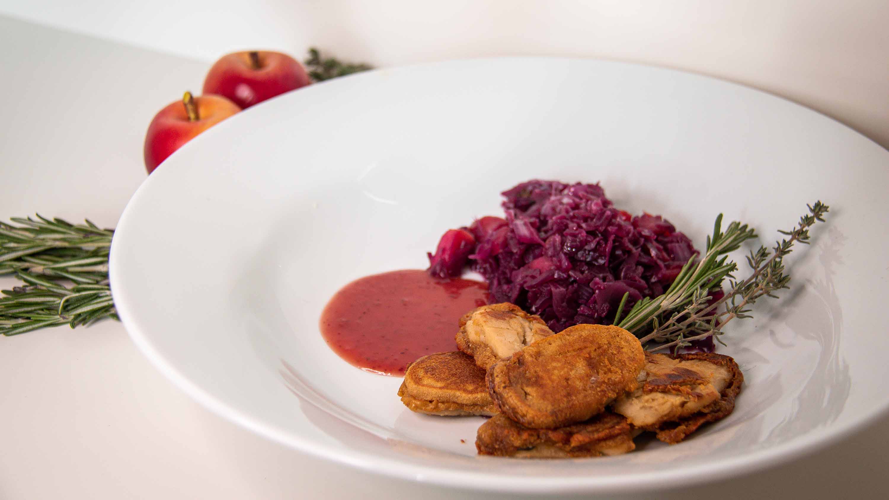 Apfelrotkohl mit Ente und Preiselbeersoße